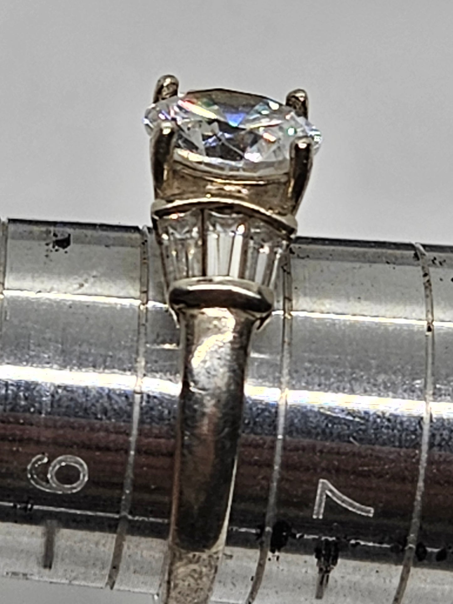 925 Sterling Silver Ring with round Fashion Diamond